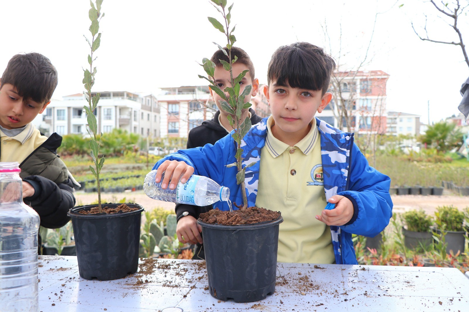 ÇİFTLİKKÖY’DE MİNİK ELLER DEFNELERE HAYAT VERDİ