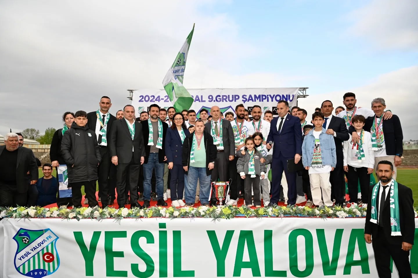 VE ŞAMPİYON KUPASINI KALDIRDI!