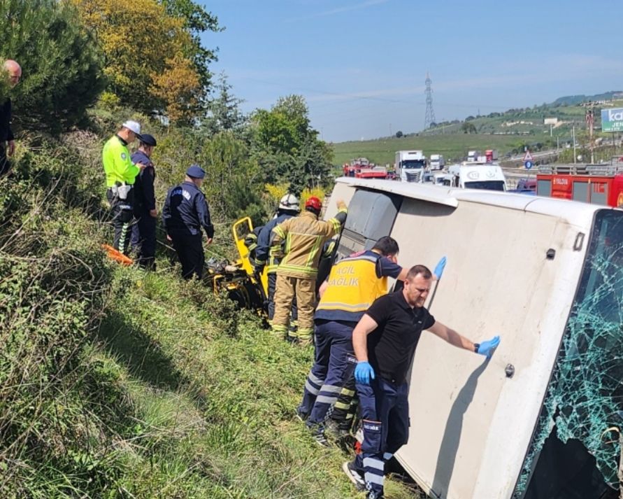 Yalova-bursa yolunda yolcu otobüsü devrildi: 1 ölü 2 yaralı