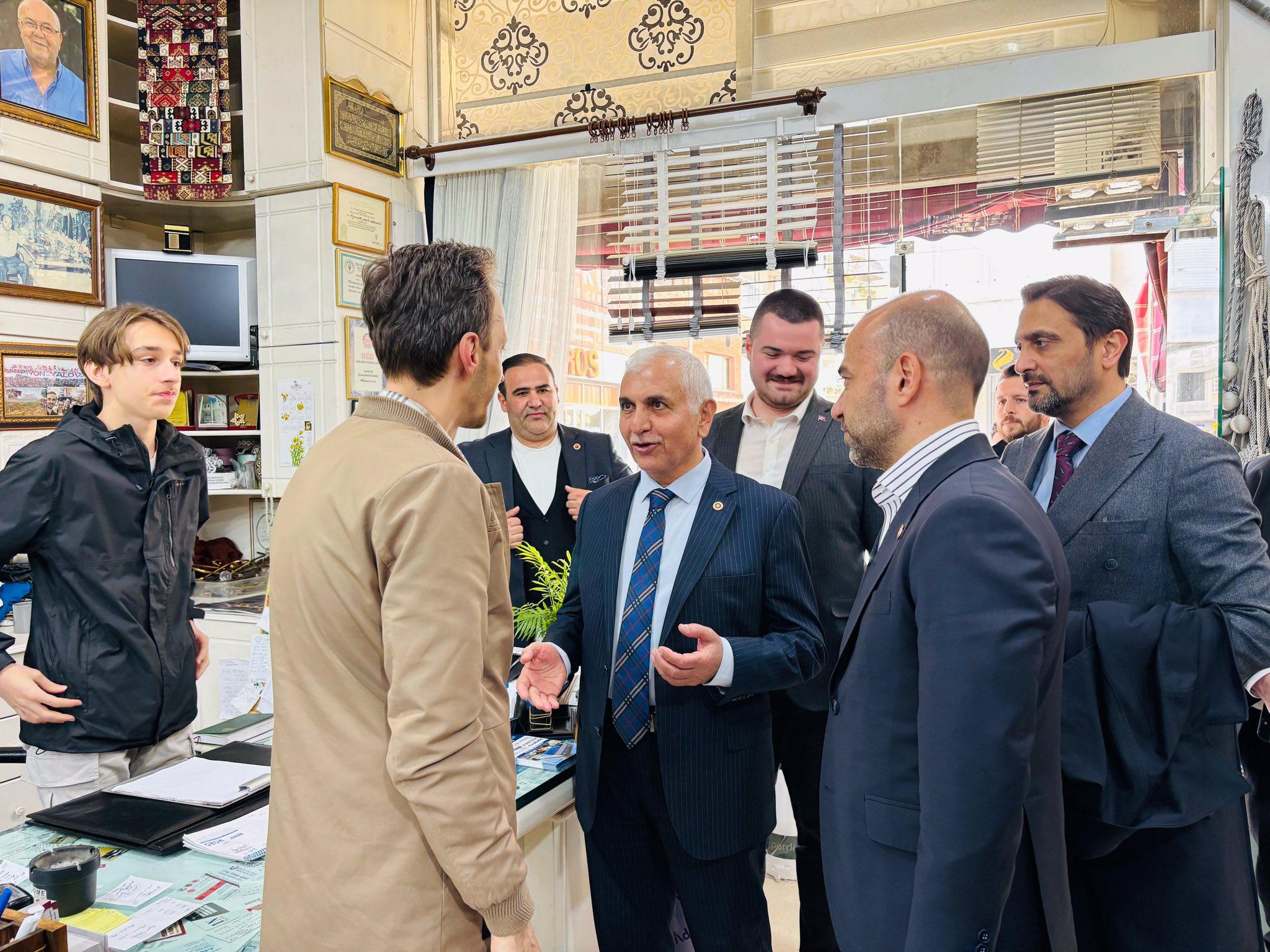 AK PARTİ’DEN YALOVA’DA ESNAF ZİYARETLERİ