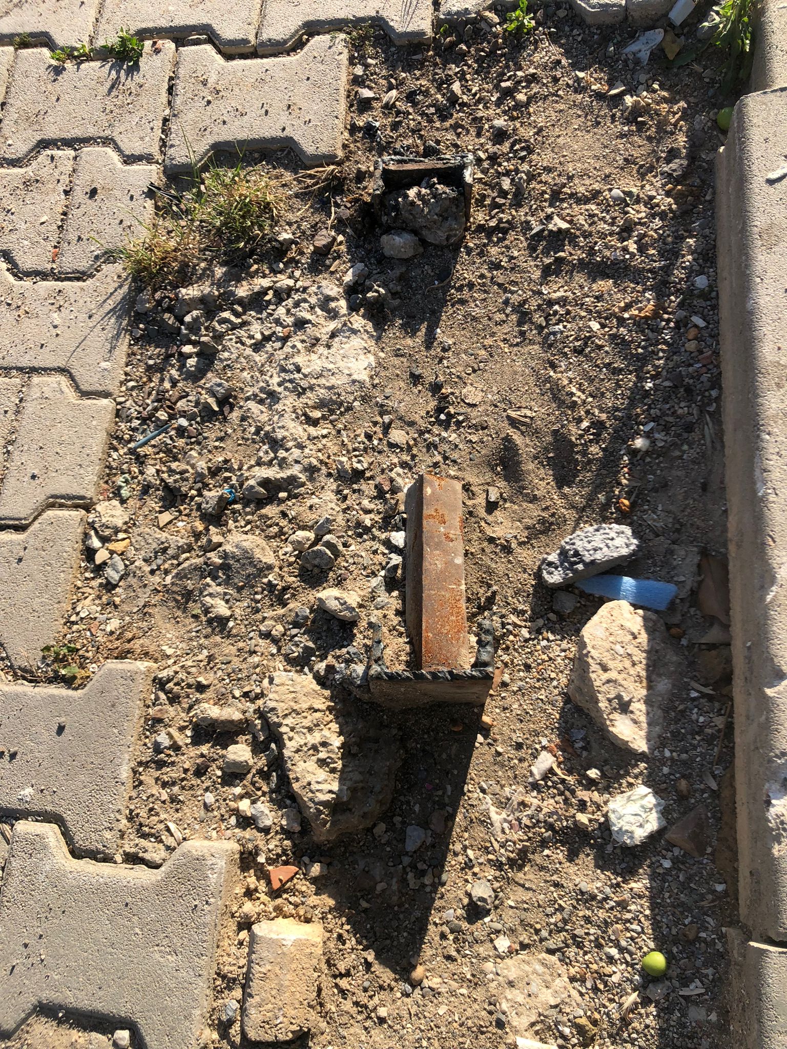 SOKAKLARDA BIRAKILAN DİREK KALINTILARI TEHLİKE SAÇIYOR!