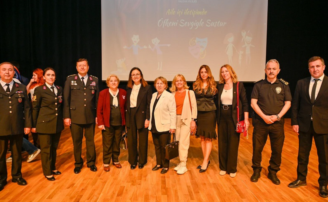 TİYATRO OYUNUYLA AİLE İÇİ ŞİDDETE DİKKAT ÇEKTİLER