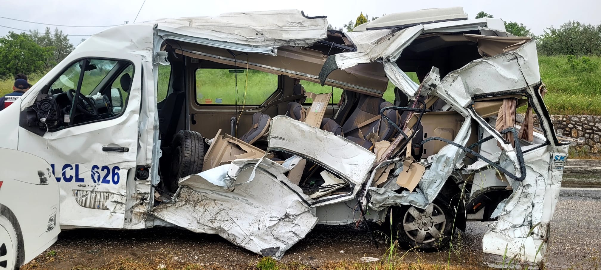 KORU BELDESİNDE KAMYON MİNİBÜSE ÇARPTI: 2 YARALI