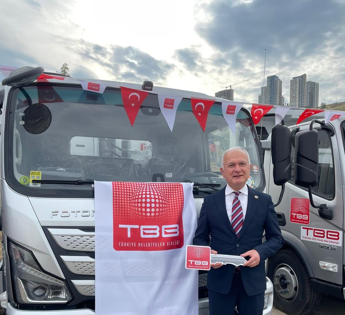 KARAMÜRSEL BELEDİYESİ’NE TBB’DEN ÇÖP KAMYONU HİBESİ