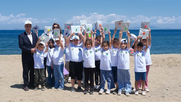 MİNİKLER, BÜYÜKLERİN ÇÖPÜNÜ TEMİZLEDİ
