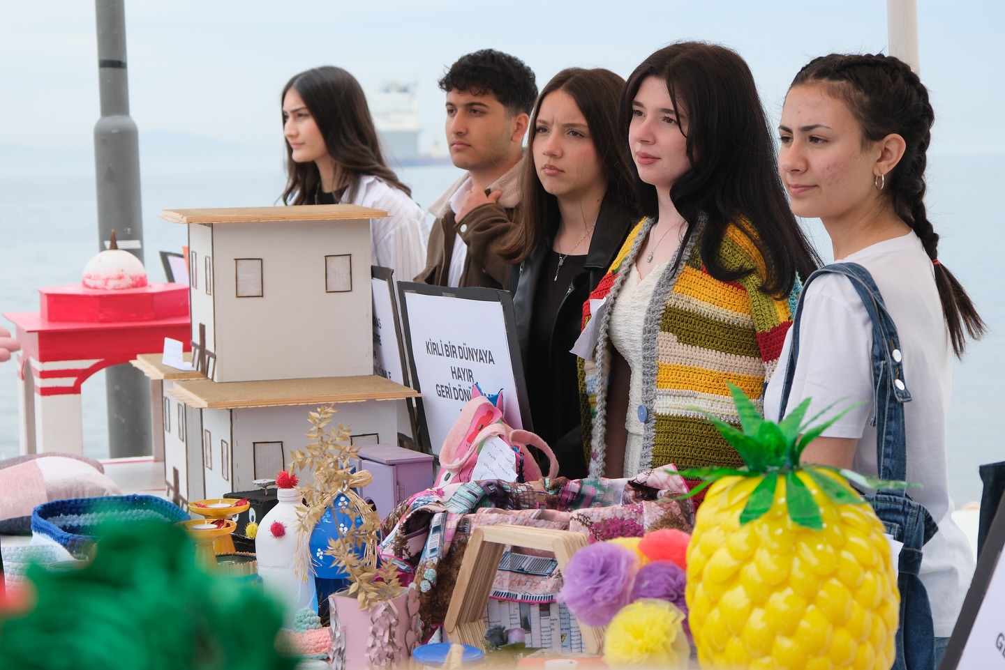 GERİ DÖNÜŞÜMDEN KIYAFET DEFİLESİ YAPILDI