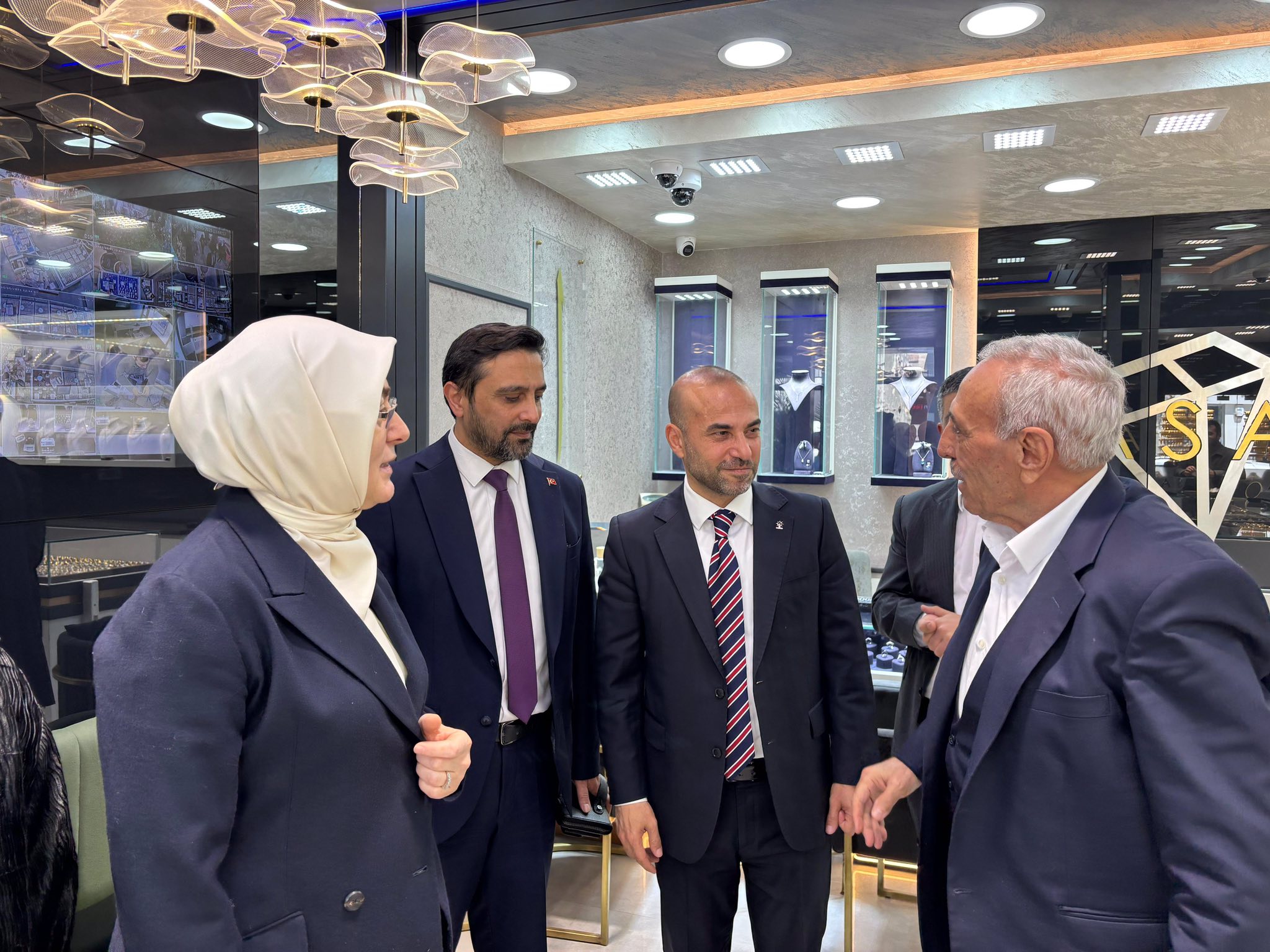 AK PARTİ YALOVA TEŞİKLATINDAN ESNAF ZİYARETLERİ: SORUNLAR DİNLENDİ, NOTLAR ALINDI