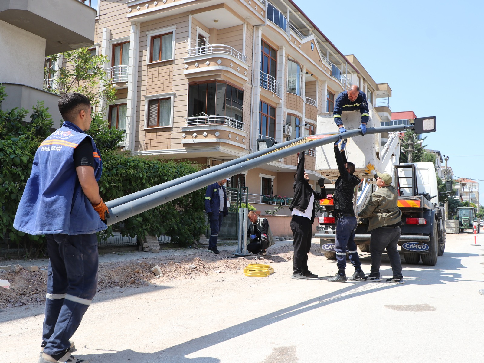 ÇİFTLİKKÖY’DE YENİ LED AYDINLATMA