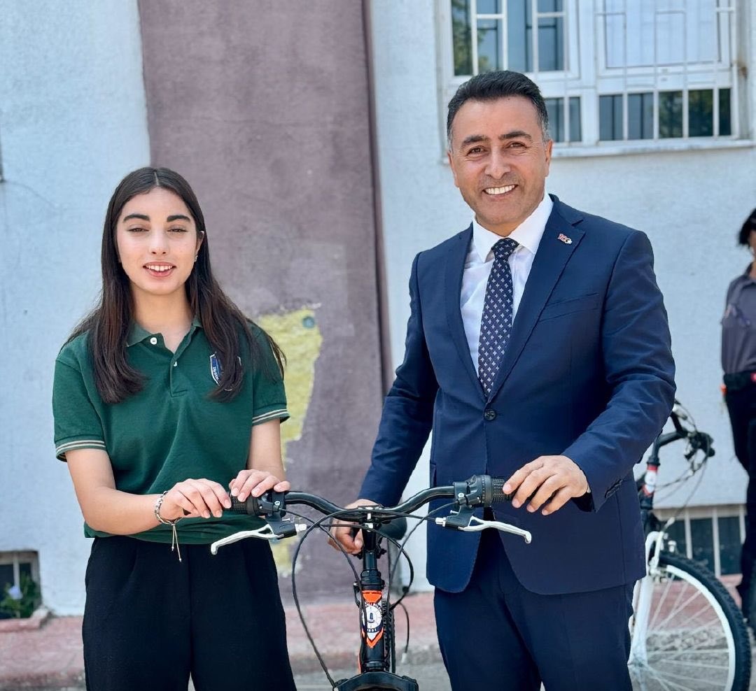 BAŞKAN KAÇAR’DAN BAŞARILI ÖĞRENCİLERE BİSİKLET VE HEDİYE SÜRPRİZİ