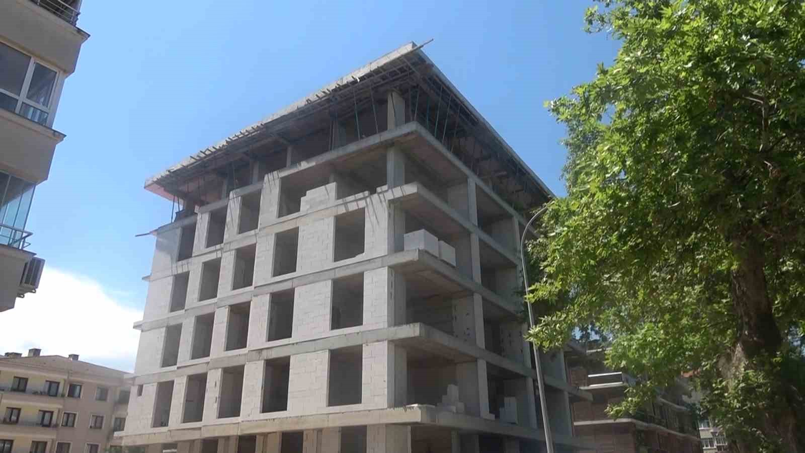 YALOVA’DA İNŞAATIN 5. KATINDAN DÜŞEN İŞÇİ AĞIR YARALANDI