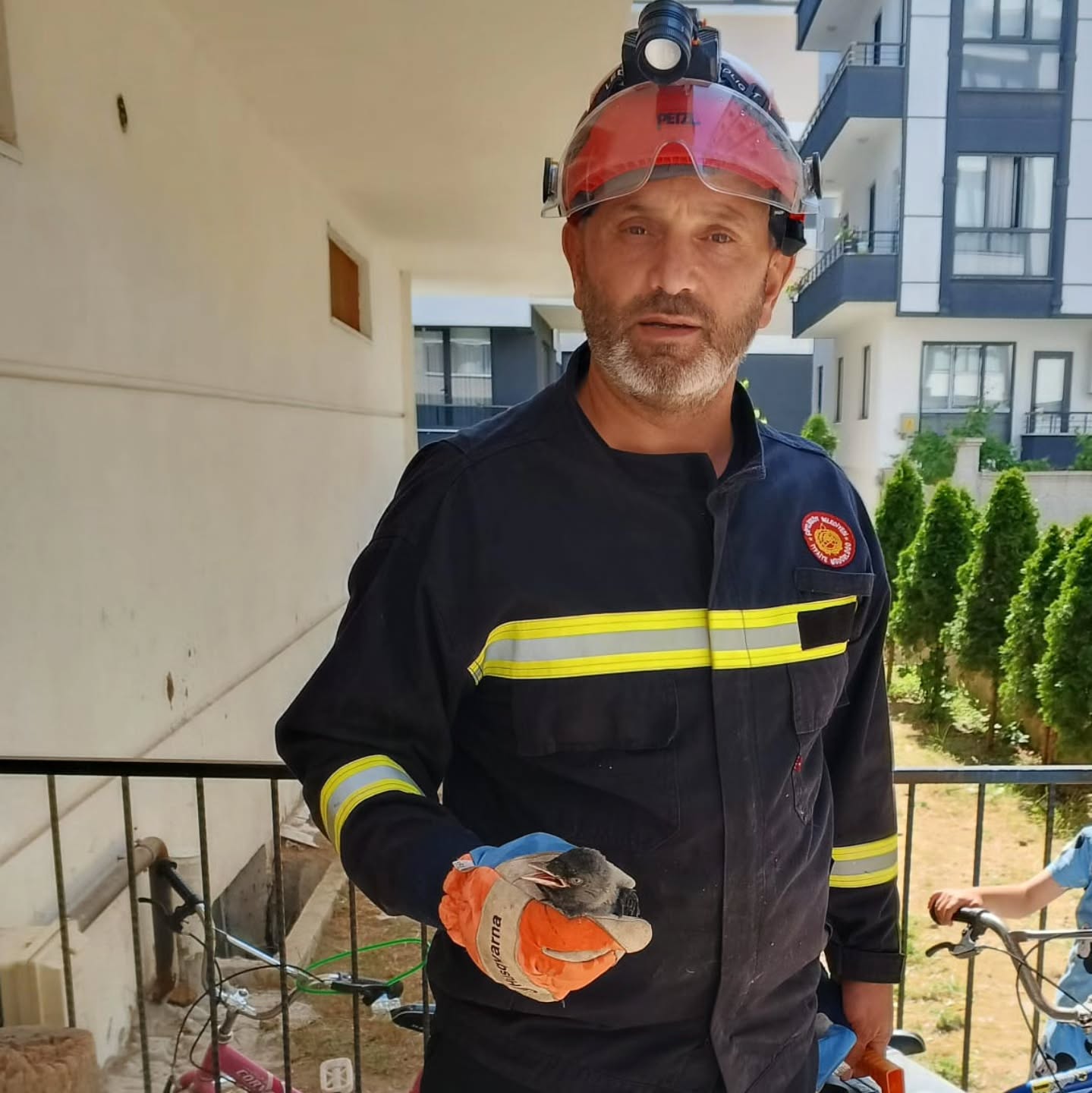 ÇİFTLİKKÖY’DE YAVRU KUŞ İTFAİYE TARAFINDAN KURTARILDI