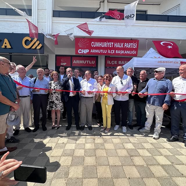 CHP ARMUTLU’DA YENİ YERİNDE AÇILDI