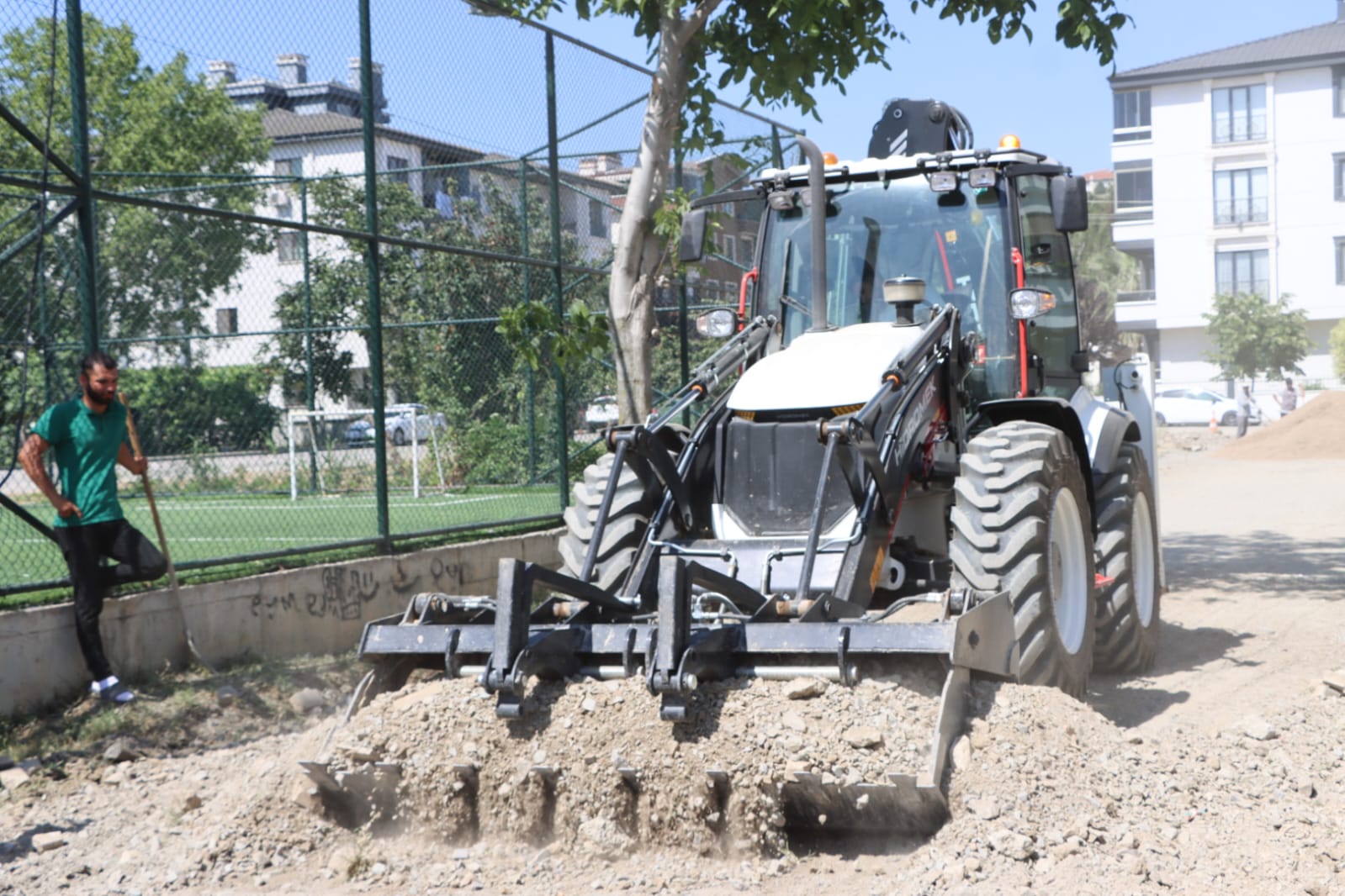 YALOVA’DA MAHALLELERE PARKE YOL VE BORDÜR ÇALIŞMASI