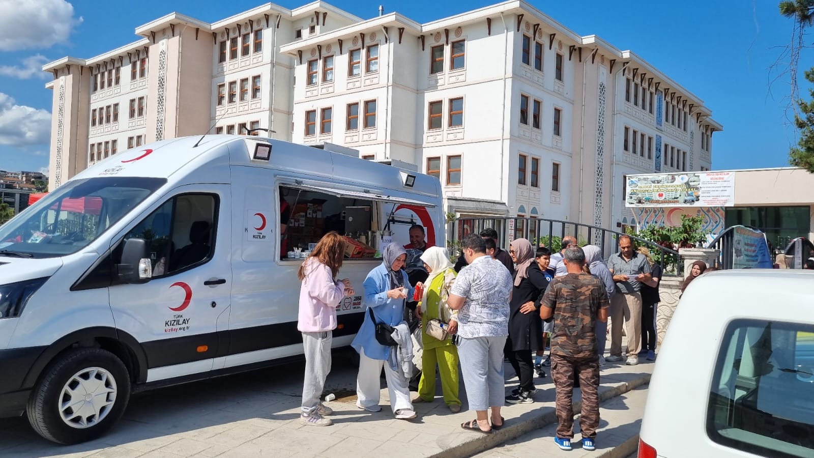YALOVA KIZILAY’DAN ÖĞRENCİLERE DESTEK