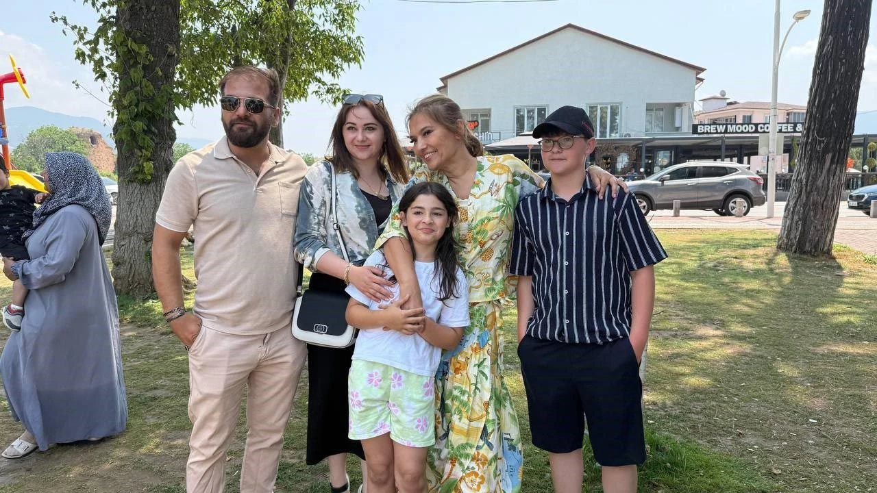 DEMET AKALIN’DAN MİNİK HAYRANINA JEST.. ÇINARCIK’TA KIRILAN KALP, İZNİK’TE ONARILDI!