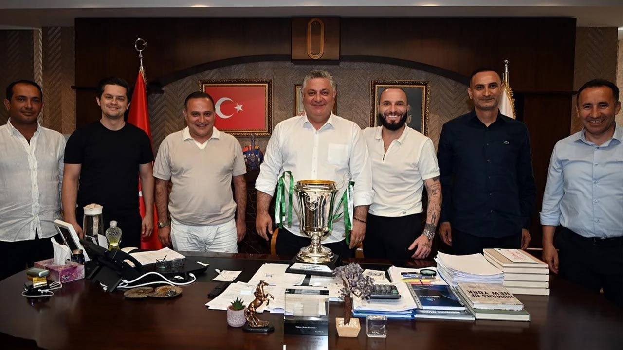 SANATÇI BERKAY VE YEŞİL YALOVA FK, GÜREL’İ ZİYARET ETTİ