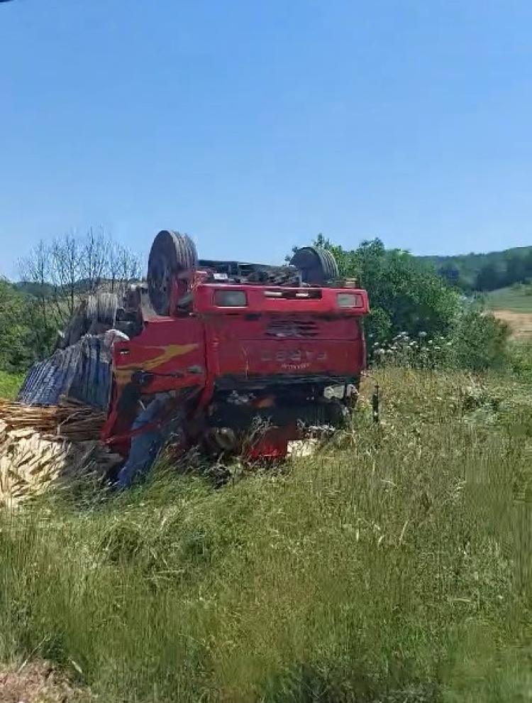 Yalova yolunda odun yüklü kamyon takla attı!