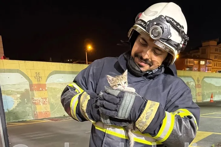 İTFAİYE EKİPLERİ, YAVRU KEDİNİN İMDADINA KOŞTU