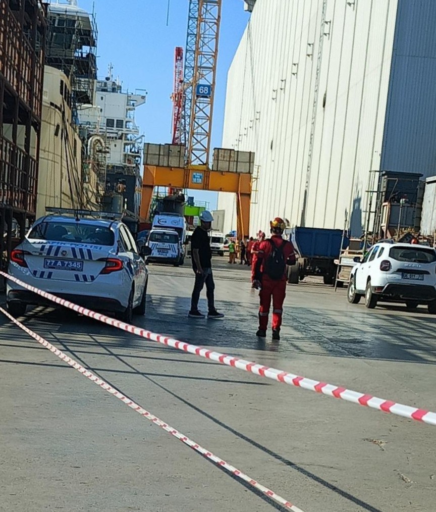 YALOVA’DA TERSANEDE ÜZERİNE VİNÇ DÜŞEN İŞÇİ HAYATINI KAYBETTİ