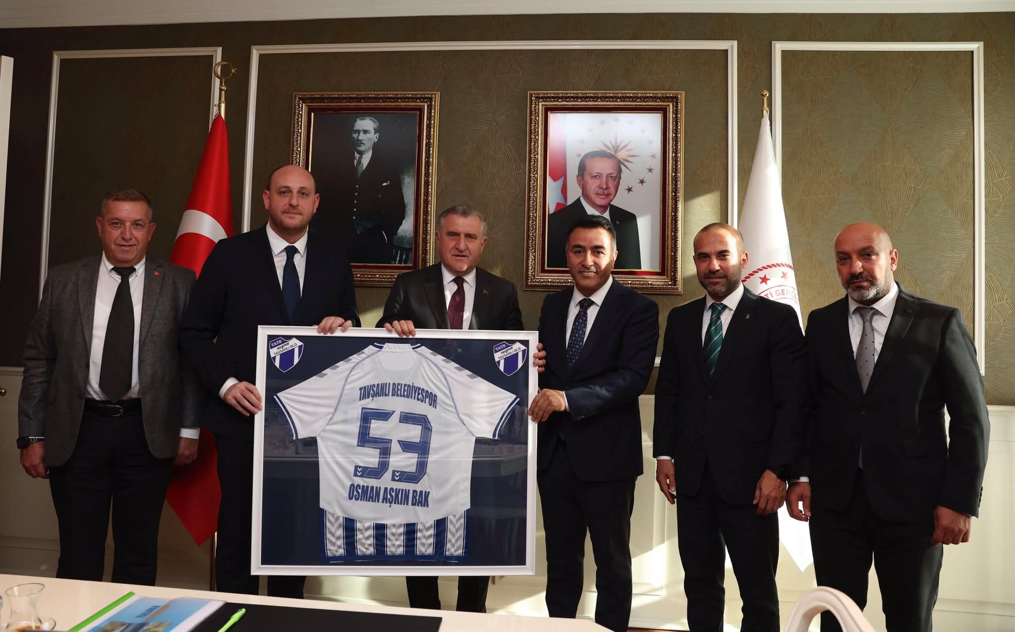 Bakan bak’a, tavşanlı spor forması hediye edildi