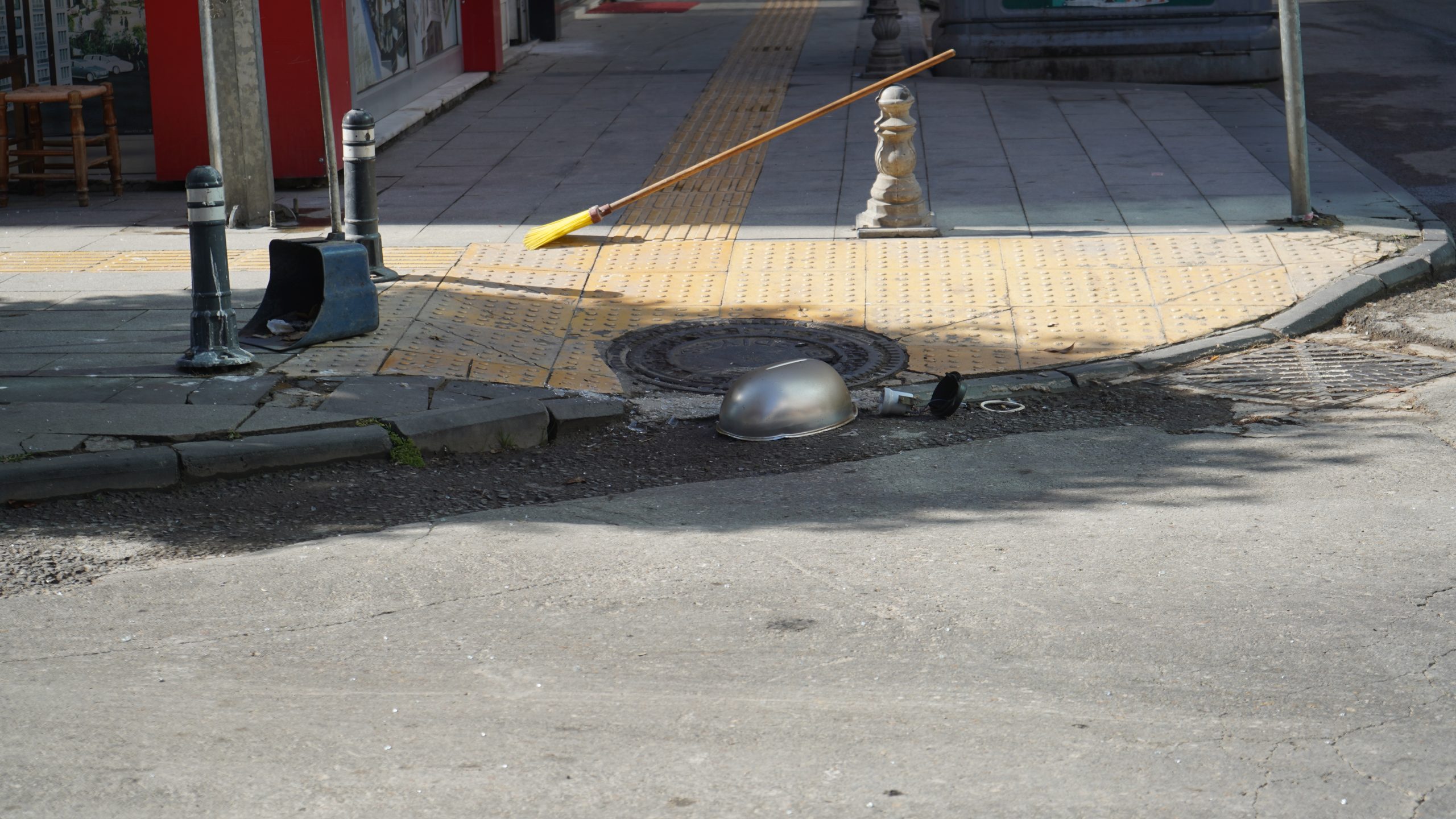 FACİANIN EŞİĞİNDEN DÖNÜLDÜ.. UEDAŞ, İL GENELİNDE DİREKLERE BAKIM YAPMALIDIR!