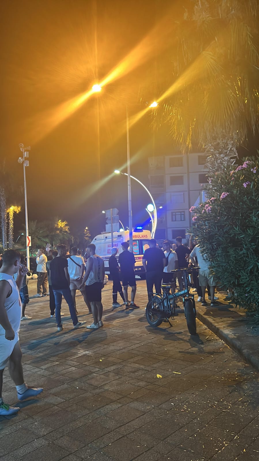 KARAMÜRSEL’DE EŞİNİN YANINDA BIÇAKLANDI.. 1 KİŞİ AĞIR YARALI!