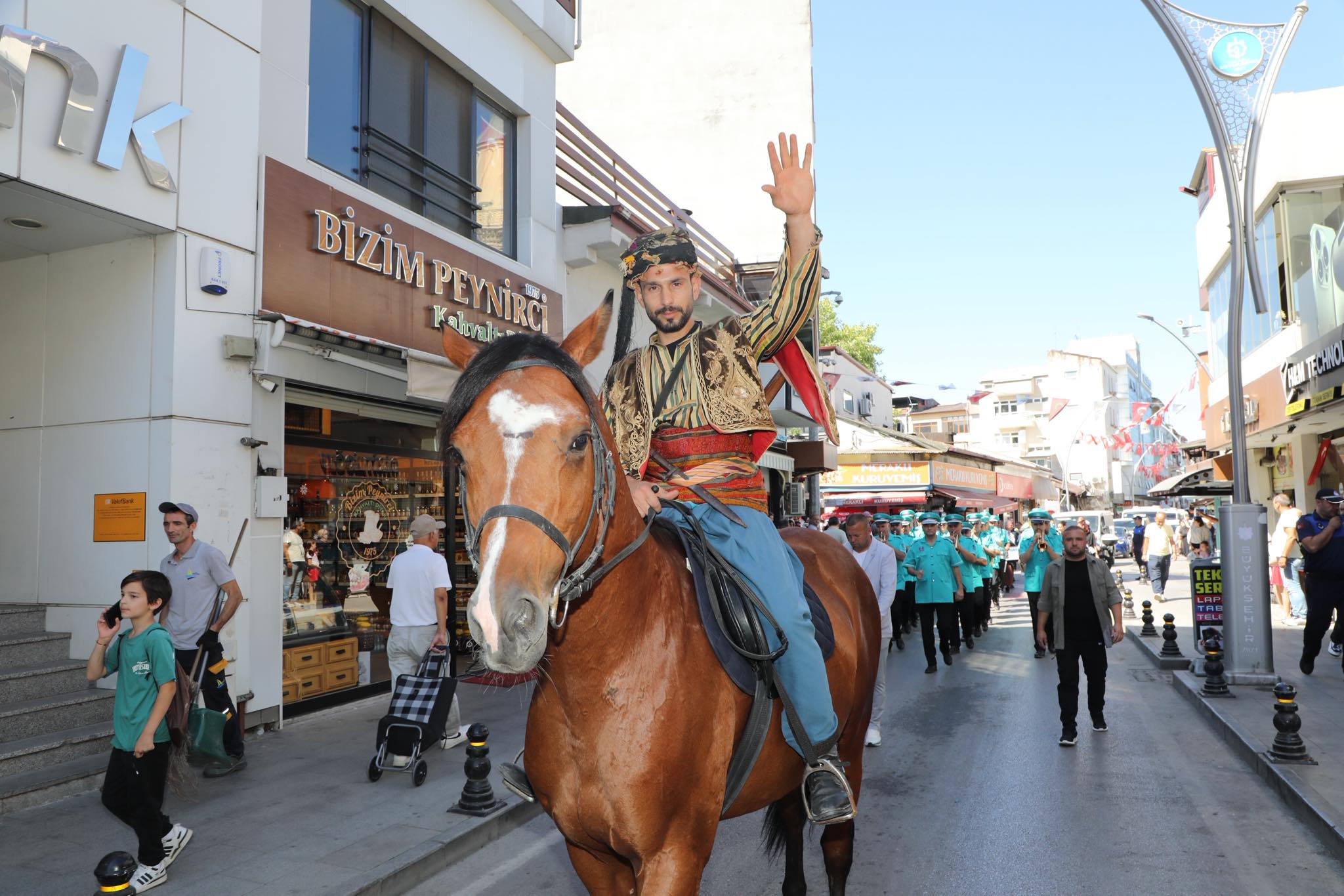 KARAMÜRSEL’İN DÜŞMAN İŞGALİNDEN KURTULUŞUNUN 104. YILI TÖRENLE KUTLANDI