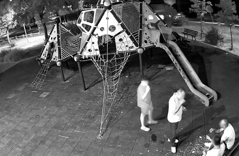 VİDEO HABER: YALOVA’DA ZABITA EKİPLERİ PARKTA ÇEKİRDEK KABUKLARINI YERE ATANLARA TEMİZLİK YAPTIRDI