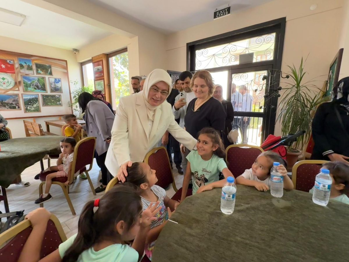VEKİL AKYOL, GEMLİK’TE KADIN EMEKÇİLERLE BİR ARAYA GELDİ