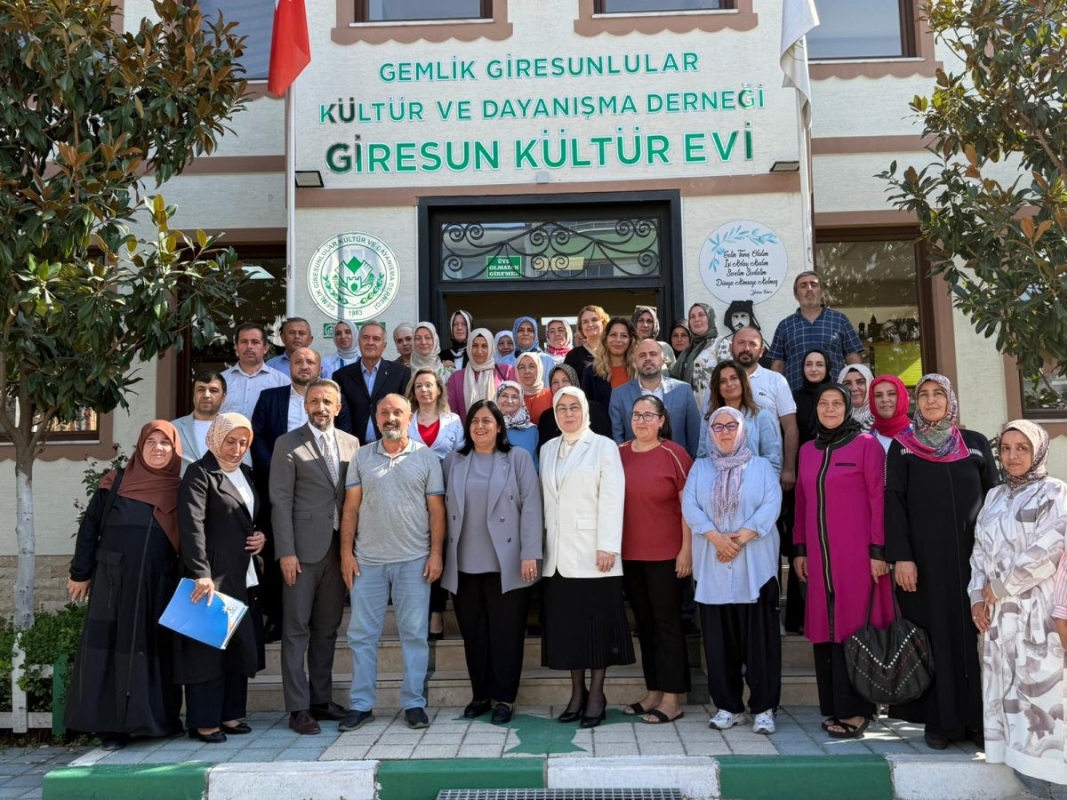 VEKİL AKYOL, GEMLİK’TE KADIN EMEKÇİLERLE BİR ARAYA GELDİ