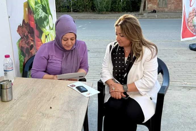 15 ŞEHİDİNİN ABLASINA, CUMHURBAŞKANI ERDOĞAN'IN MEKTUBUNU TESLİM ETTİ