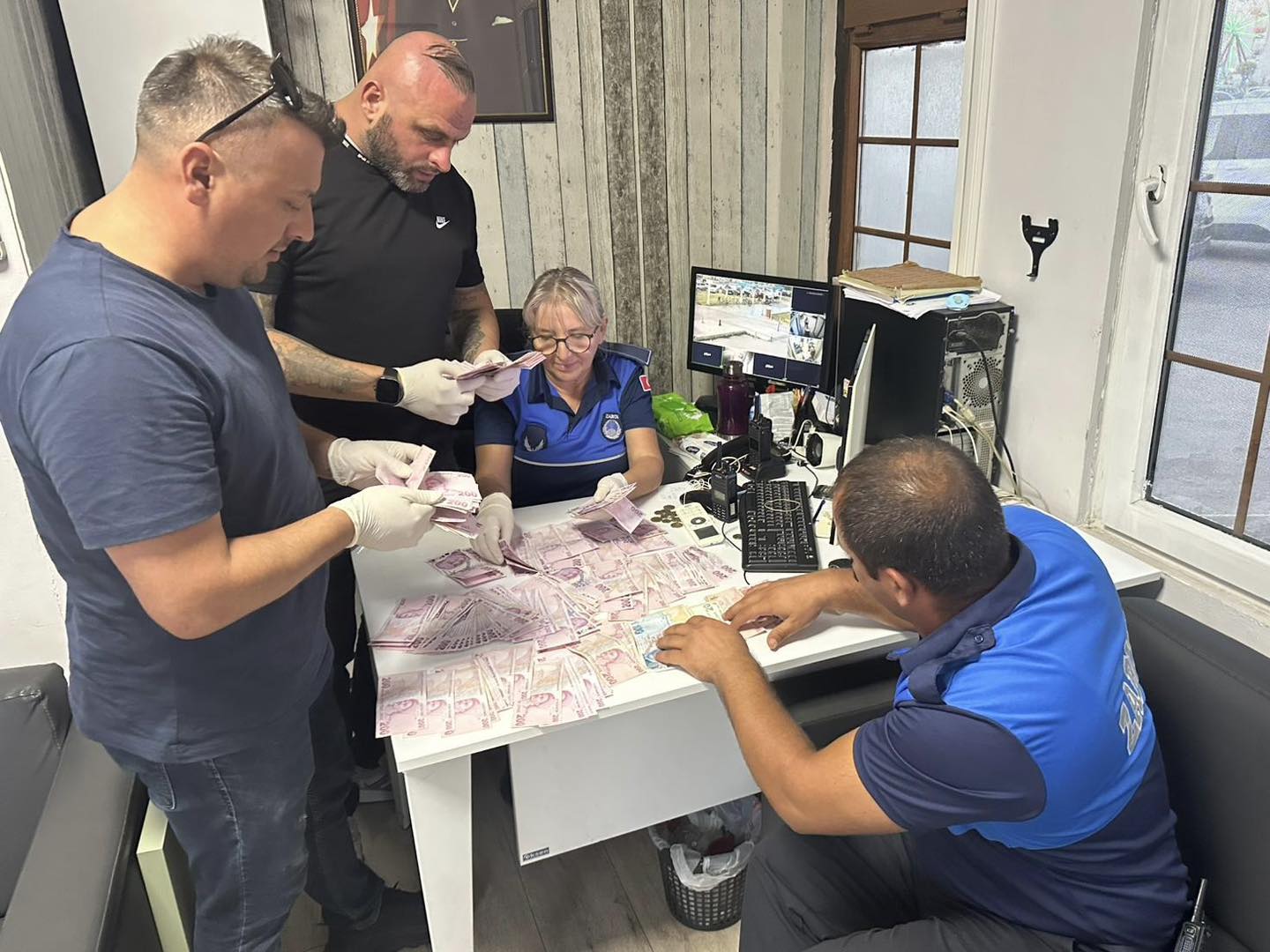 YALOVA’DA DİLENCİLİK YAPAN KİŞİNİN ÜZERİNDEN YÜKLÜ MİKTARDA PARA ÇIKTI!