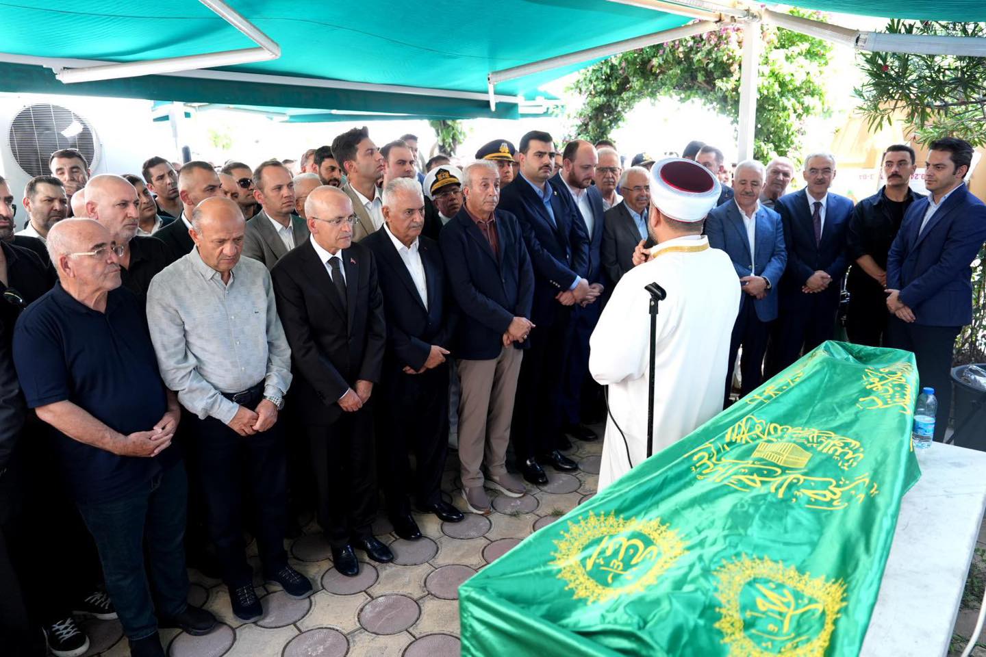 Maliye Bakanı Mehmet Şimşek, Ağabeyini Çiftlikköy’de Son Yolculuğuna Uğurladı