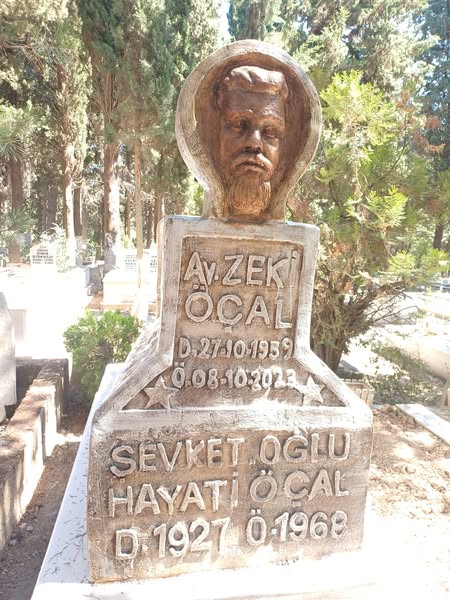 ÜNLÜ SANATÇIDAN ZEKİ ÖCAL'A ANIT MEZAR