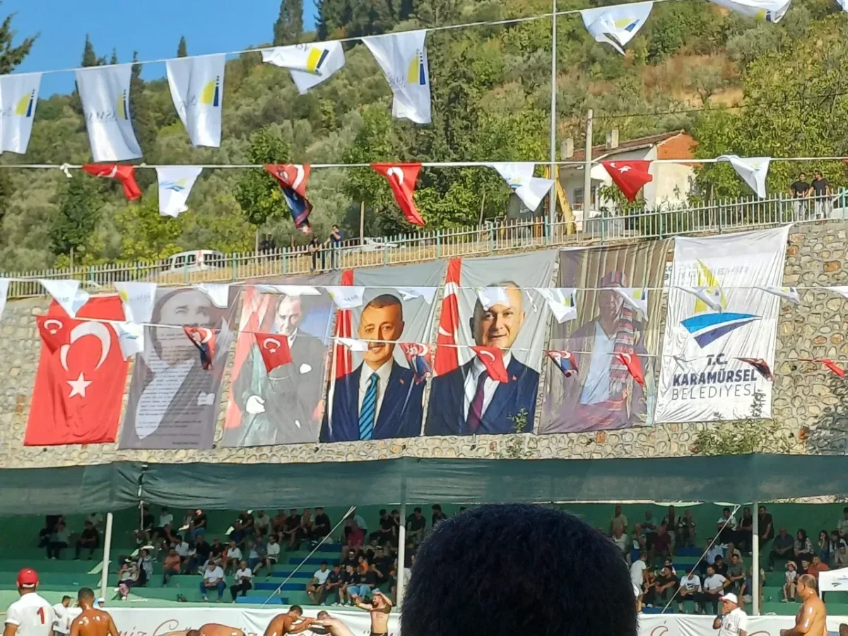 KARAMÜRSEL’DE CUMHURBAŞKANI ERDOĞAN’IN POSTERİNİN ASILMAMASI TARTIŞMA YARATTI.. GÖZLER, BELEDİYEYE ÇEVRİLDİ!