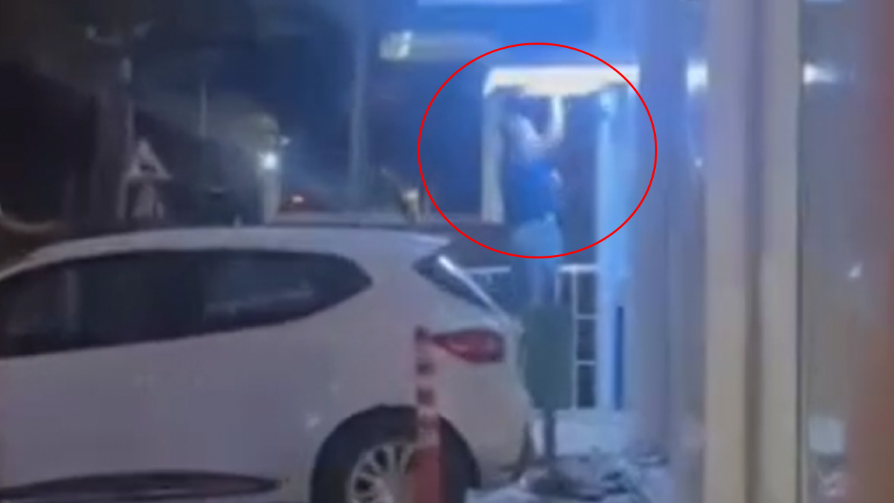 VİDEO HABER: YALOVA’DA BİR KİŞİ ATM’YE, OTOMOBİLE VE MARKETE SALDIRDI!