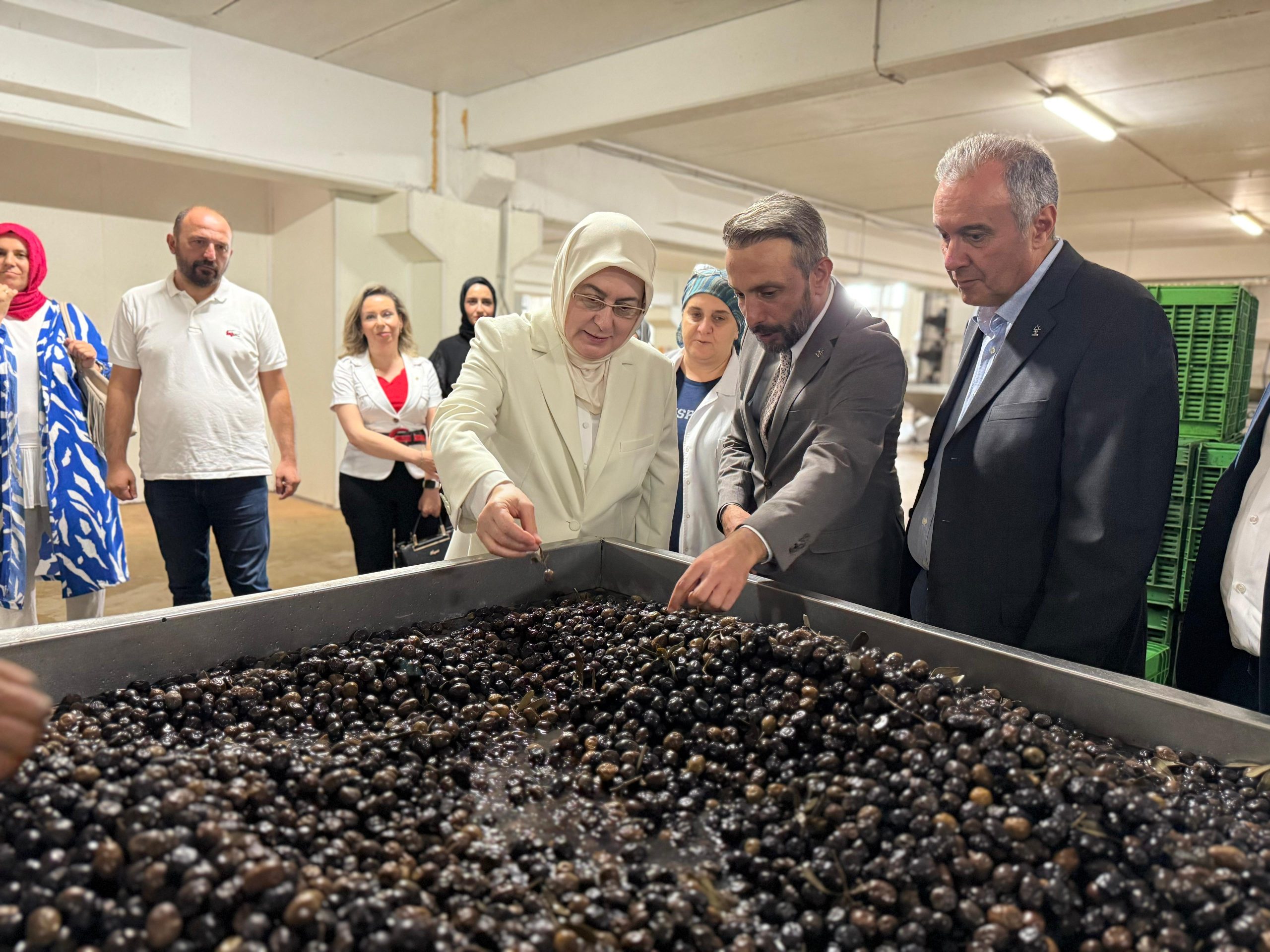 VEKİL AKYOL, GEMLİK’TE KADIN EMEKÇİLERLE BİR ARAYA GELDİ