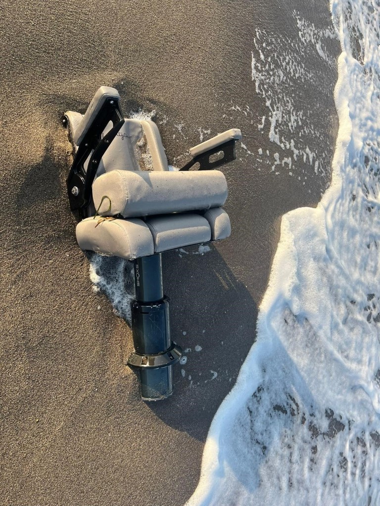 MARMARA DENİZİ’NDE PARÇALANMIŞ ŞEKİLD EBULUNAN YATIN KOLTUĞU ÇANAKKALE’DE KARAYA VURDU