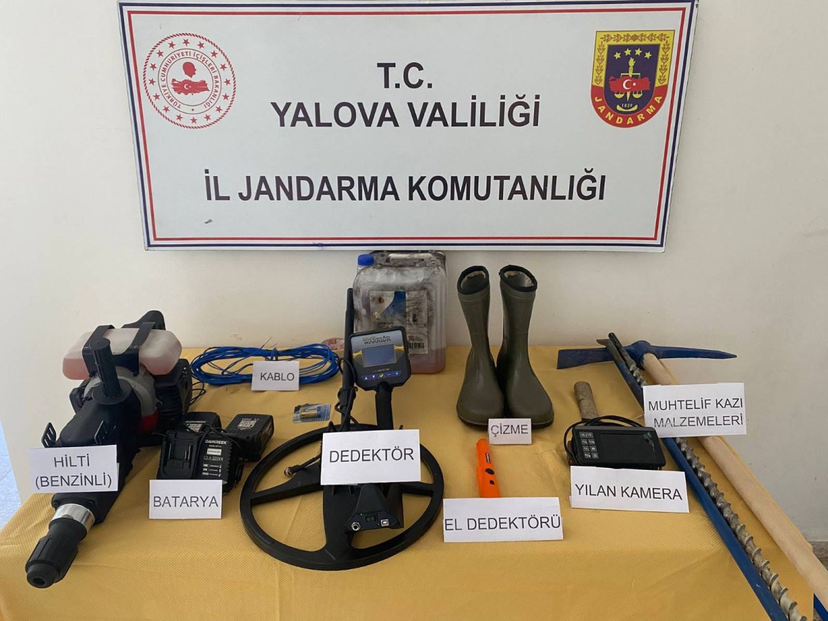 ÇINARCIK’TA KAÇAK KAZIYA JANDARMA DARBESİ: 3 GÖZALTI