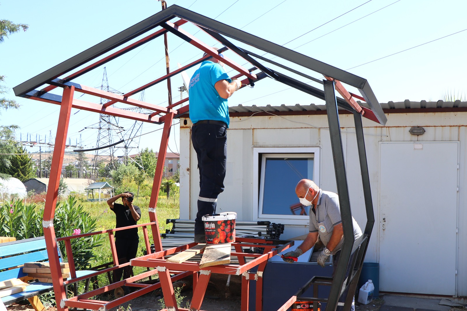 ÇİFTLİKKÖY KENT MOBİLYALARI YENİLENİYOR