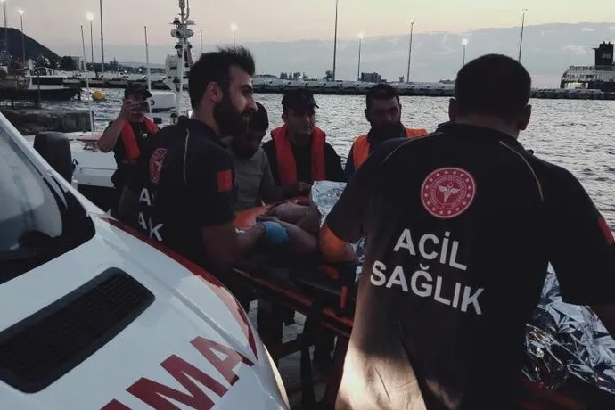 FERİBOTTAN DENİZE ATLAYAN KADIN KURTARILDI