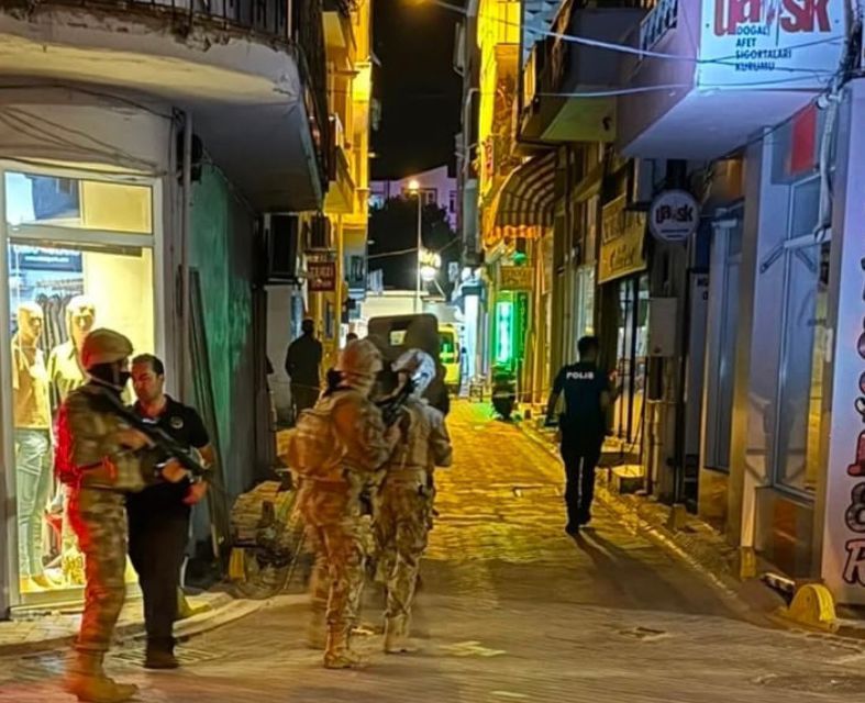 KARAMÜRSEL’DE REHİNE KRİZİ: ANNESİNİ EVDE KİLİTLEYEN ŞAHIS ÖZEL HAREKAT OPERASYONUYLA YAKALANDI!