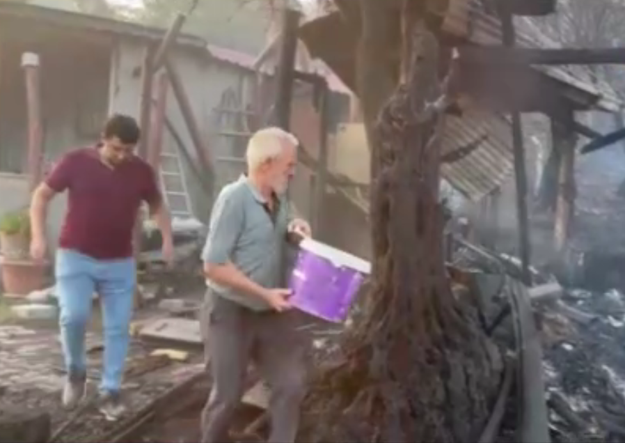 70 YAŞINDAKİ ADAM ALEVLERE KARŞI TEK BAŞINA MÜCADELE ETTİ