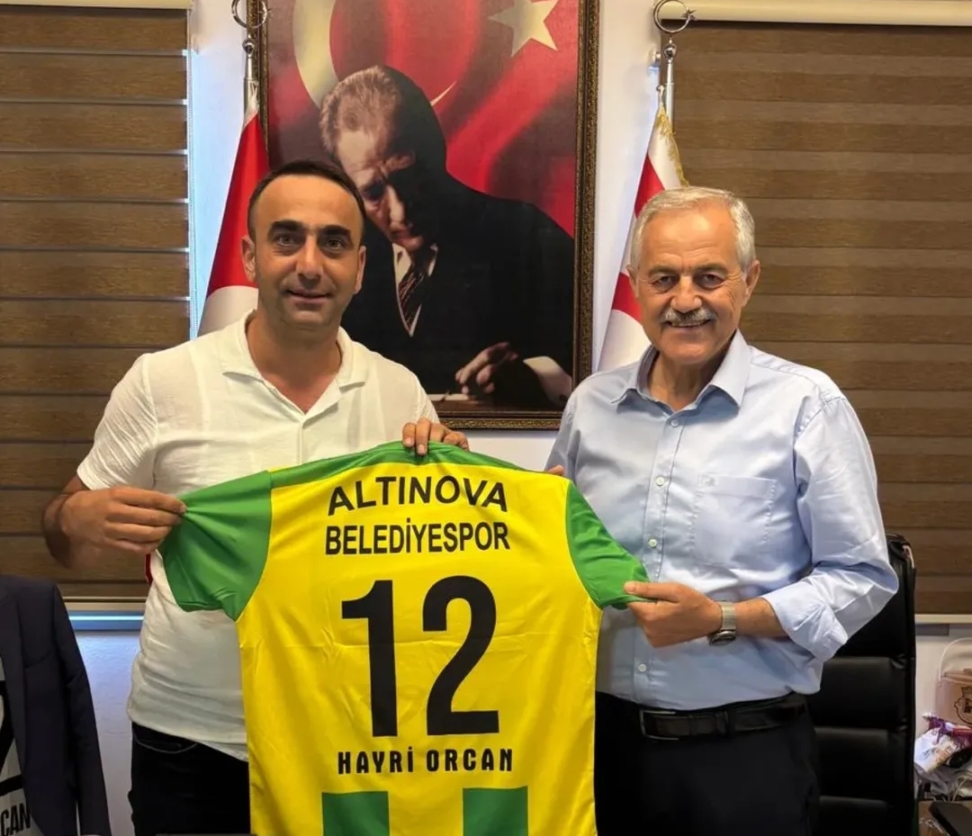 BAŞKAN YARDIMCISI YURT’TAN, SANATÇI KEKİLİ VE BAŞKAN ORÇAN’A FORMA TAKDİMİ