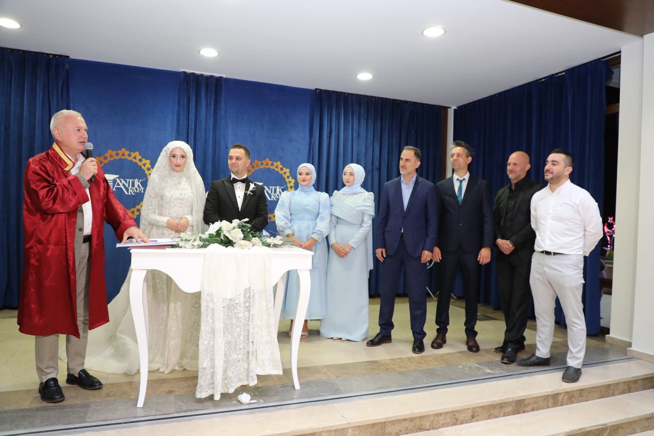 KARAMÜRSEL'DE MASAL GİBİ DÜĞÜN: BURAK ÇEKER VE EBRU YILMAZ, HAYATLARINI BİRLEŞTİRDİ