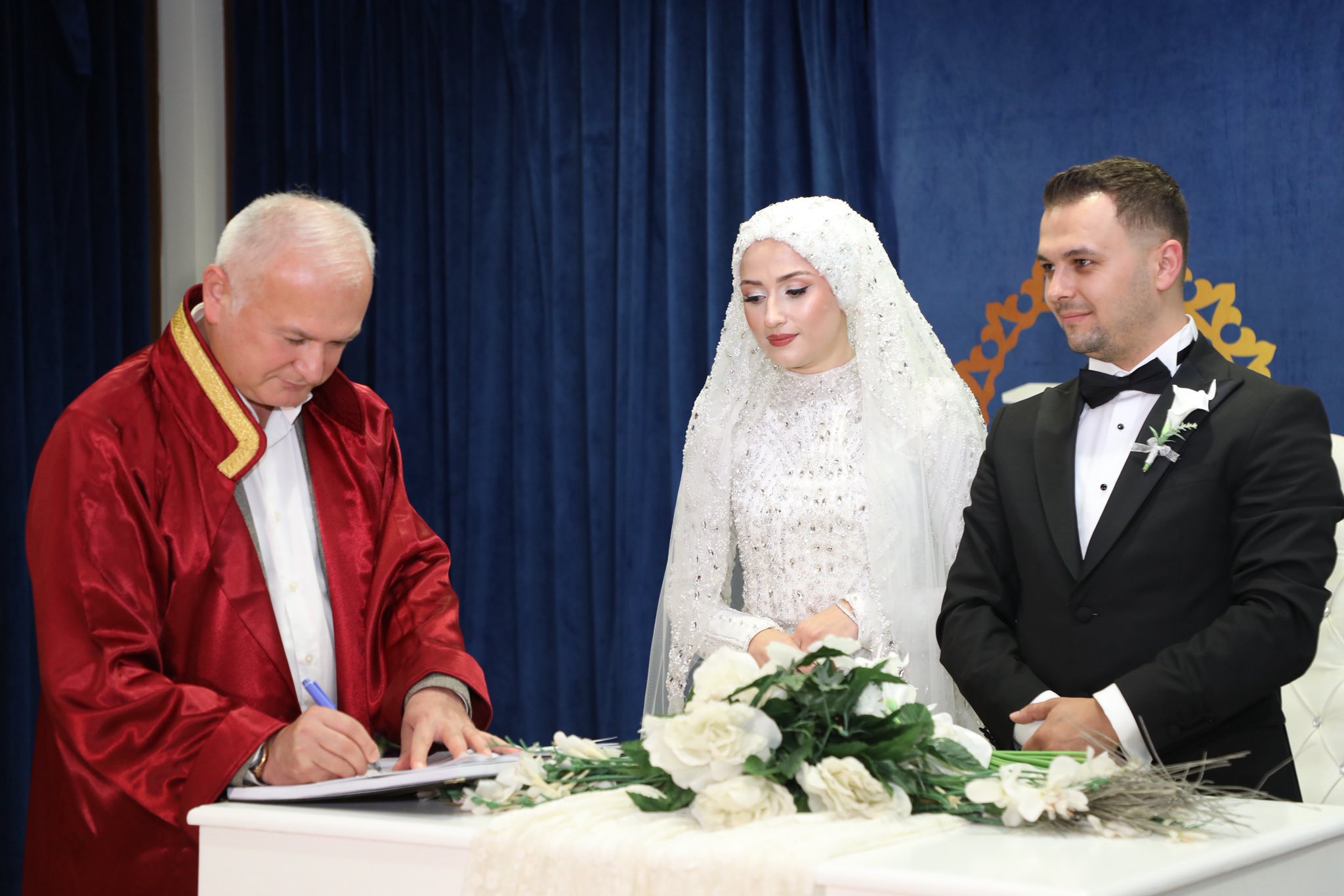 KARAMÜRSEL’DE MASAL GİBİ DÜĞÜN: BURAK ÇEKER VE EBRU YILMAZ, HAYATLARINI BİRLEŞTİRDİ