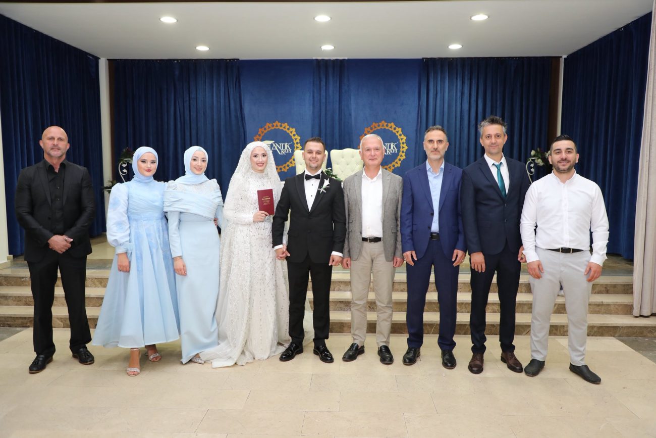 KARAMÜRSEL'DE MASAL GİBİ DÜĞÜN: BURAK ÇEKER VE EBRU YILMAZ, HAYATLARINI BİRLEŞTİRDİ