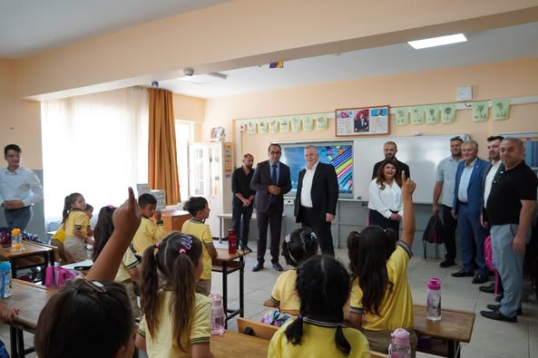 ARMUTLU’DA ÖĞRENCİLERE OKUL ÇANTASI DAĞITILDI 3 ARMUTLU’DA ÖĞRENCİLERE OKUL ÇANTASI DAĞITILDI