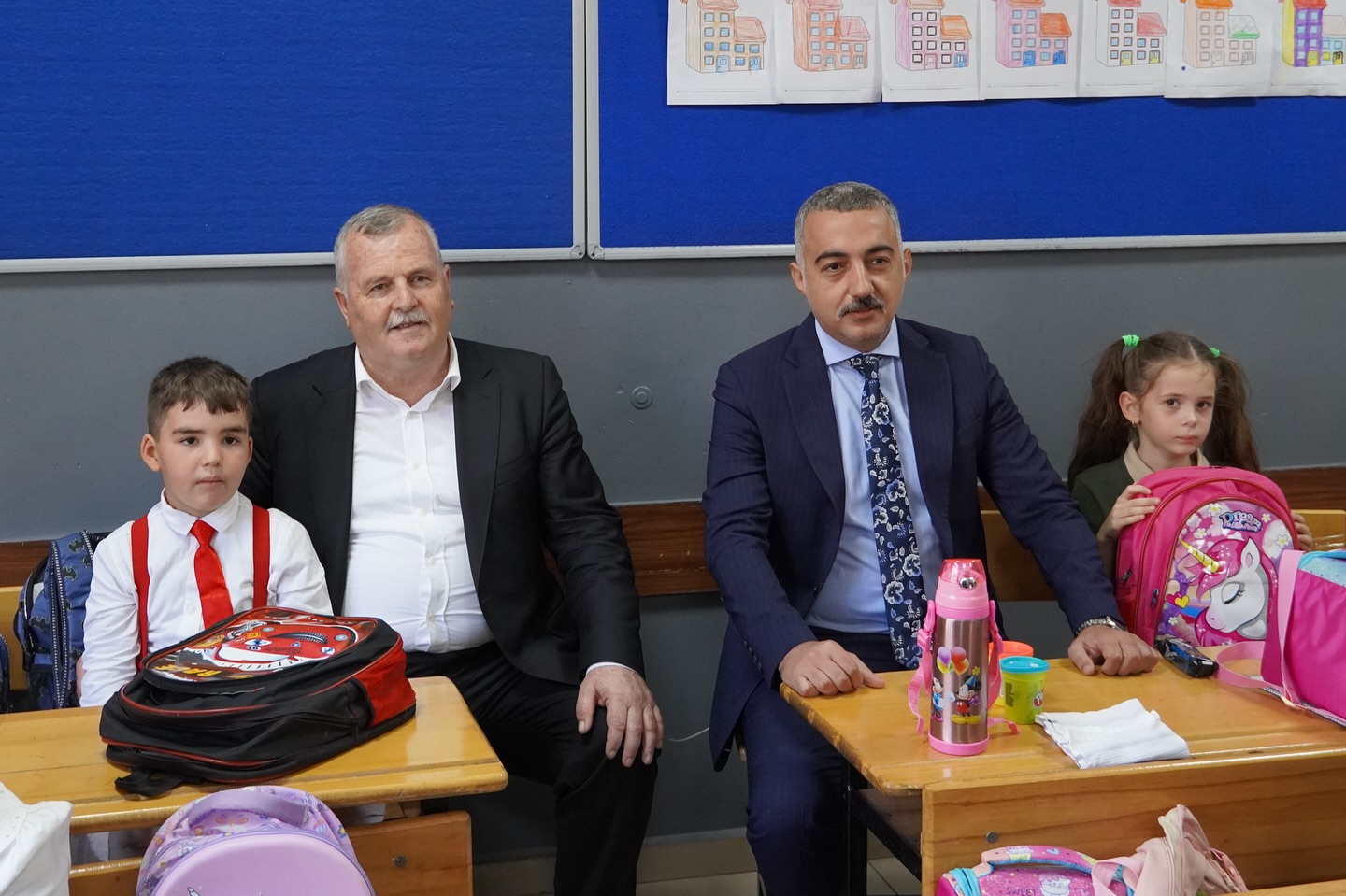 ARMUTLU’DA ÖĞRENCİLERE OKUL ÇANTASI DAĞITILDI