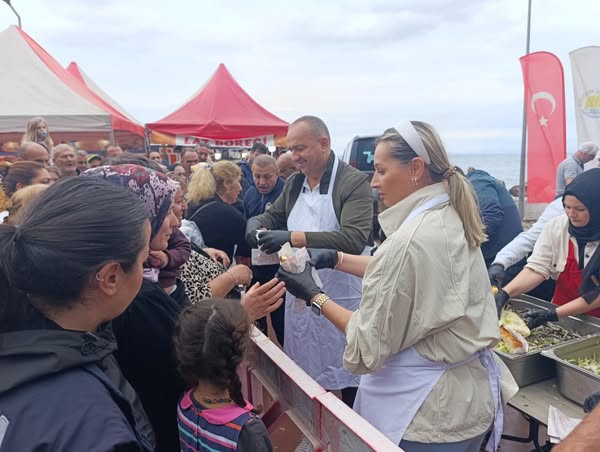 ÇINARCIK’TA HAMSİ COŞKUSU.. FESTİVAL RENKLİ GÖRÜNTÜLER OLUŞTURDU